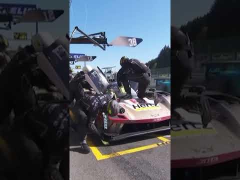 RISKY Ferrari swap in pit-lane 🫣