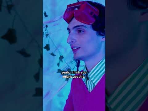 Noah Schnapp is HIGHLY uncoordinated 😭