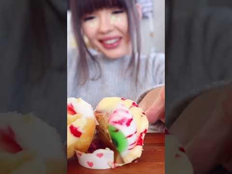 ASMR 👂 Sarina isst Halloween Cupcane mit Blut und Augapfel 👻