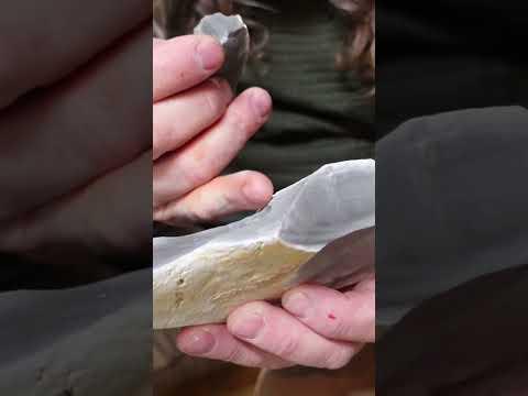 Saddle Hinge Clearing Flintknapping #flintknapping #survival #primitiveskills #stonetools #knapp