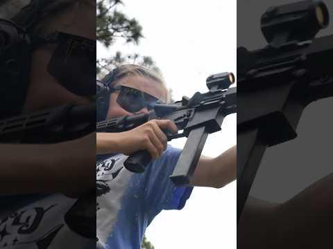 Waffen als Spielzeug: Teen testet MP40  #ZDFinfo #Waffen #USA