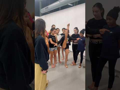 🤣😵‍💫 Elle est tellement souple, qu’elle S’ASSOME AVEC SA JAMBE  ! 😳#teamsabrinalonis #souplesse