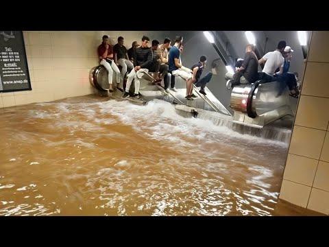 Unglaubliche Überschwemmungen auf Video festgehalten
