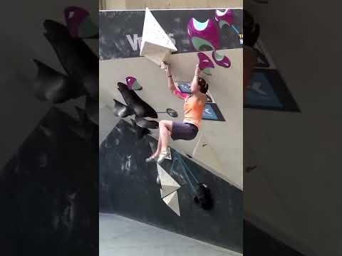 Hannah auf dem Weg zu Silber  #bouldering #boulderbundesliga #climbing