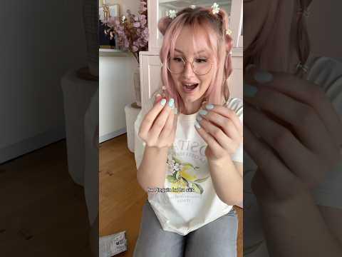 Wait what? 🧐 Gummibärchen die man schälen muss?! 😳 Viki testet Peeling Candy 🍑 #ViktoriaSarina