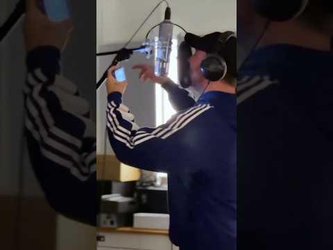 Ich wohn seit Wochen im Studio. Wollt ihr ab und zu paar Videos oder lieber überraschen lassen? 🥰