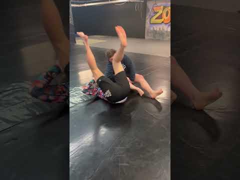 Forcing and controlling the omoplata roll