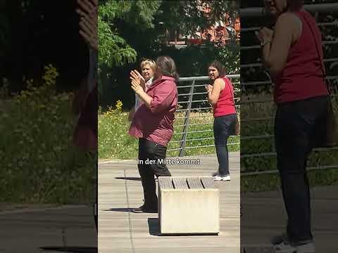Unsichtbare Gefahr! Glasscheibe oder unsichtbare Wand? #streetprank | Verstehen Sie Spaß?
