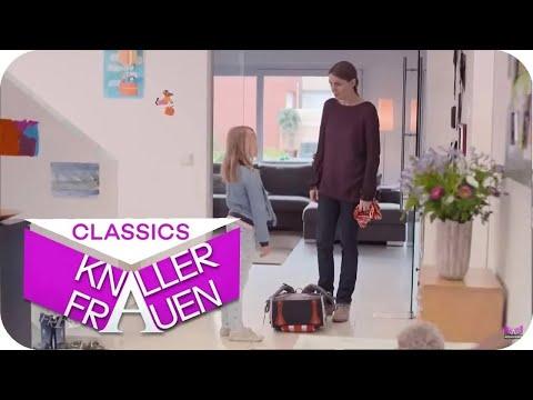 Ein viel zu schwerer Schulranzen | Knallerfrauen mit Martina Hill