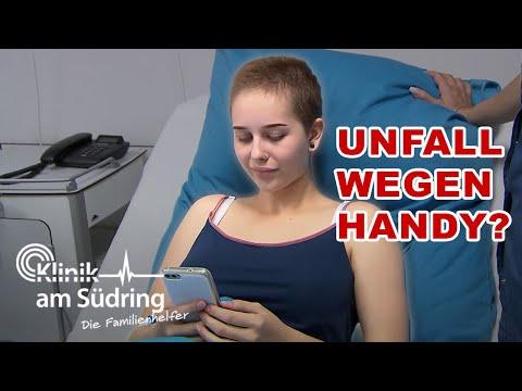 "Mein Leben ist online!" Klara flüchtet vor der Realität und wird angefahren | Die Familienhelfer