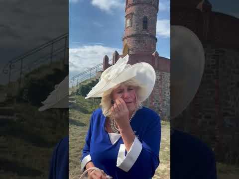 Barbara als Königin Camilla: Diese Maske hat nicht sehr lange gehalten! 😉😄 | Verstehen Sie Spaß?