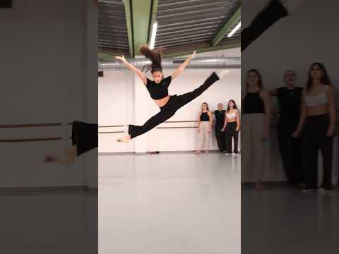 Cette danseuse va vous emporter ! 🤎 #dancer #shorts #contemporary