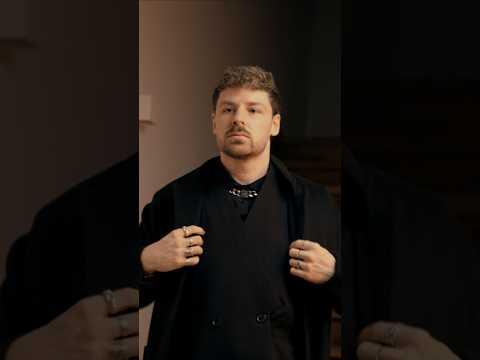 Werbung - Finaler Touch vor meinem festlichen Abend, getragen wird Davidoff Cool Elixir.