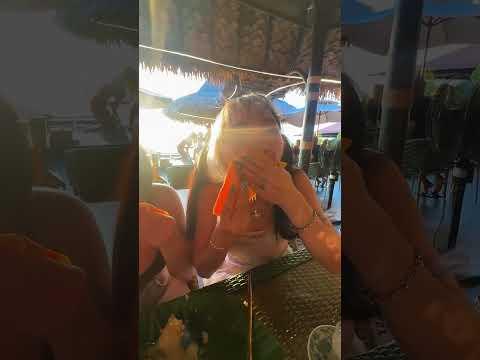 *slurping noises* w/Mikomi Hokina #mango #thailand #vacation #girlstrip