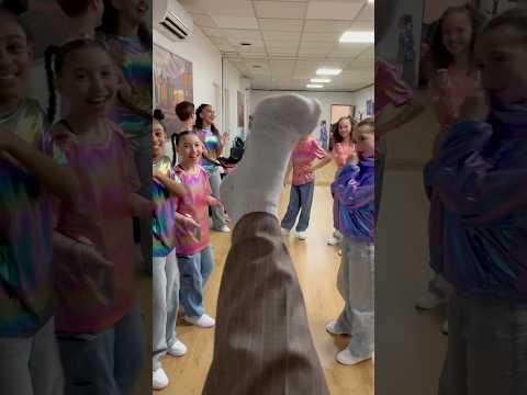 👣 Le dernier qui fait des pompes sent mes pieds 😬 #kids #lol #fun #dancer #teamsabrinalonis #rire