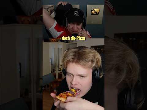 @nooreax testet Monte-Pizza! 😂