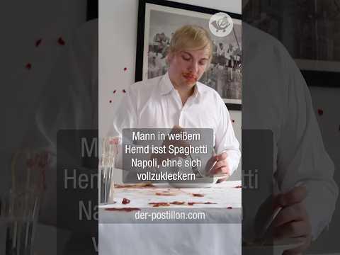 Mann in weißem Hemd isst Spaghetti Napoli, ohne sich vollzukleckern