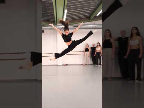 Cette jeune danseuse va vous choquer 🤩 #dance #viralvideo #shorts #emotional