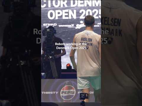 Viktor Axelsen and his new Shuttle robot #bulutangkis #Denmarkopen #Badminon