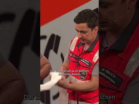 Erste Hilfe Trick: Mit dem Dreieck-Tuch Verletzte transportieren! | Tigerenten Club #shorts