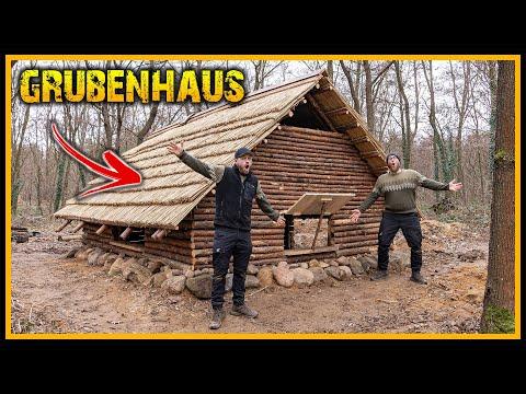 Grubenhaus 3.0 – Wie schnell könnte es brennen? 🔥 Feuertests, Wände und Fenster - Bushcraft [Part 8]