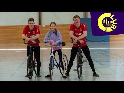 Crashkurs auf zwei Rädern: Emilia lernt die Tricks der Kunstrad-Profis! | Tigerenten Club