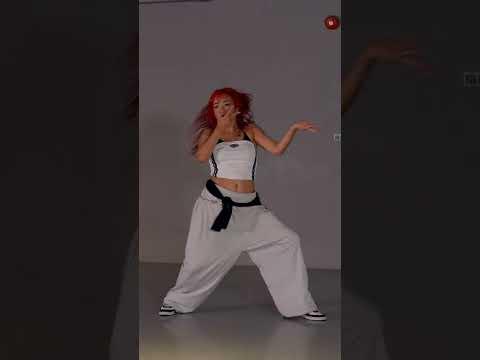 Look at 👀✨@v.laura.t stuck in my head 🥰 #redy #choreography