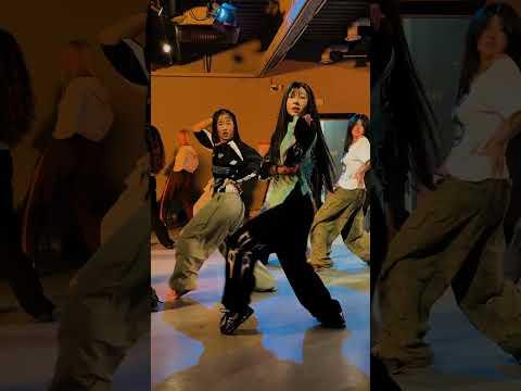 Who knows these chicas?✨🕵Tag them for us #ATUS