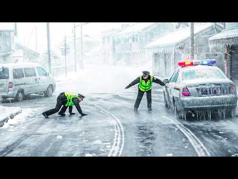 Wintersturm-Chaos, das Städte in einen Alptraum verwandelt