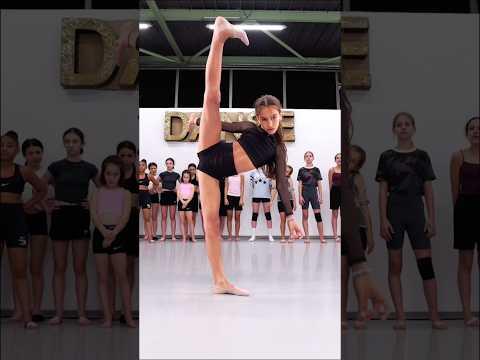😱 IMPOSSIBLE que cette danseuse ait 11 ans 🤯 #teamsabrinalonis #dance #viral #sia #elasticheart