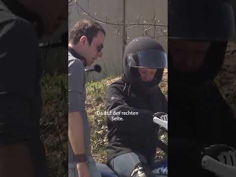 Fahranfängerin gibt mit Motorrad zu viel Gas: Fahrlehrer verblüfft! | Verstehen Sie Spaß?