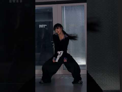 Look at 👀✨ @ll1mo._ve2 really glad to meet you 👩‍❤️‍👨 #redy #choreography