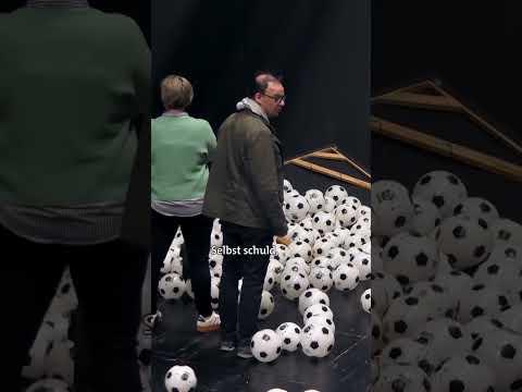 2000 Fußbälle fallen von der Decke - kurz vor der Vorstellung| Verstehen Sie Spaß?