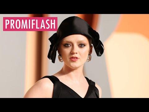 Schauspielerin Maisie Williams genießt nackten Badespaß