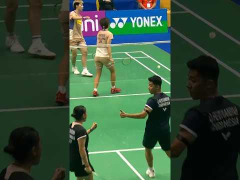 Quick thinking and backhand stunner #shorts #badminton #BWF