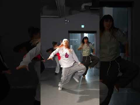 addictive dance you'll keep clicking↖️😜 #yeojin #choreography
