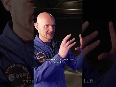 Wie schläft man im Weltraum? | Alexander Gerst erzählt... | Tigerenten Club #short