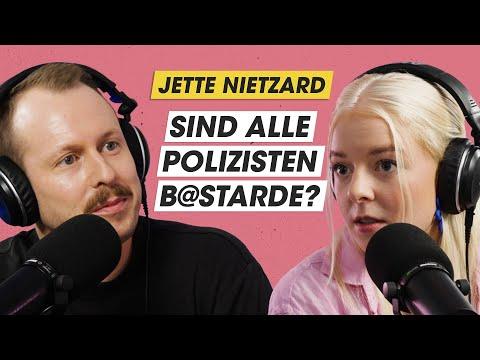 Jette Nietzard ist mit ACAB ("All Cops are B@stards) auf dem Pulli im Bundestag gelaufen – und richtig Stress dafür bekommen. Aber wie viel Provokation ist zu viel? Checkt das Gespräch mit der Grüne Jugend-Chefin im Podcast ‪@absolute_mehrheit‬​